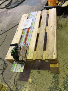 Bau der Bank aus Paletten