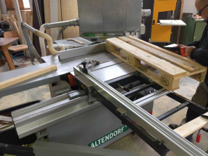 Bau der Bank aus Paletten