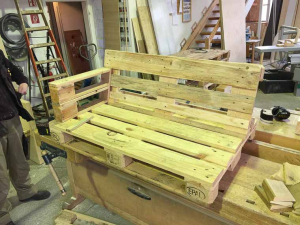 Bau der Bank aus Paletten