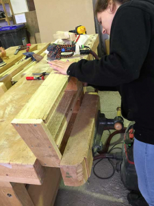 Bau der Bank aus Paletten