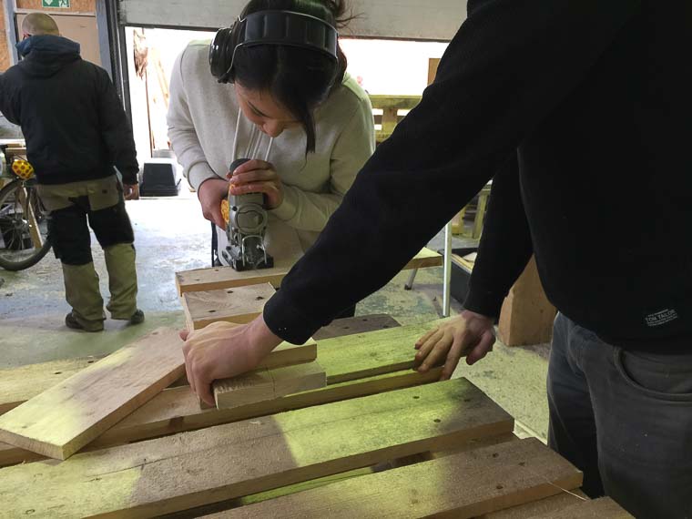 Bau der Bank aus Paletten
